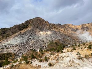 午後は湯布院温泉から車で15分くらいのところにある塚原温泉の火口を見学。