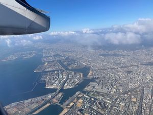 年末は恒例の家族旅行。まずは伊丹空港から大分空港へ。機材は小さなプロペラ機...