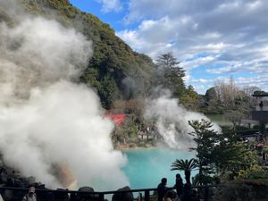 別府温泉の地獄めぐり。最初は海地獄。鮮やかなブルーの温泉でした。