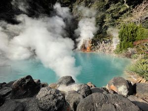 別府温泉の地獄めぐり。最初は海地獄。鮮やかなブルーの温泉でした。