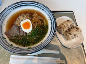 到着した大分空港のレストランでランチです。ご当地グルメの別府冷麺と鶏めしを...