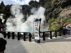 別府温泉の地獄めぐり。最初は海地獄。鮮やかなブルーの温泉でした。