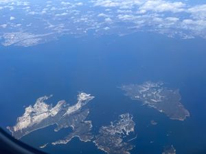 年末は恒例の家族旅行。まずは伊丹空港から大分空港へ。機材は小さなプロペラ機...