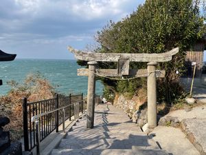 宇佐神宮を参拝した後は、国東半島にある粟島神社へ。海のすぐそばに立つ神社でした。