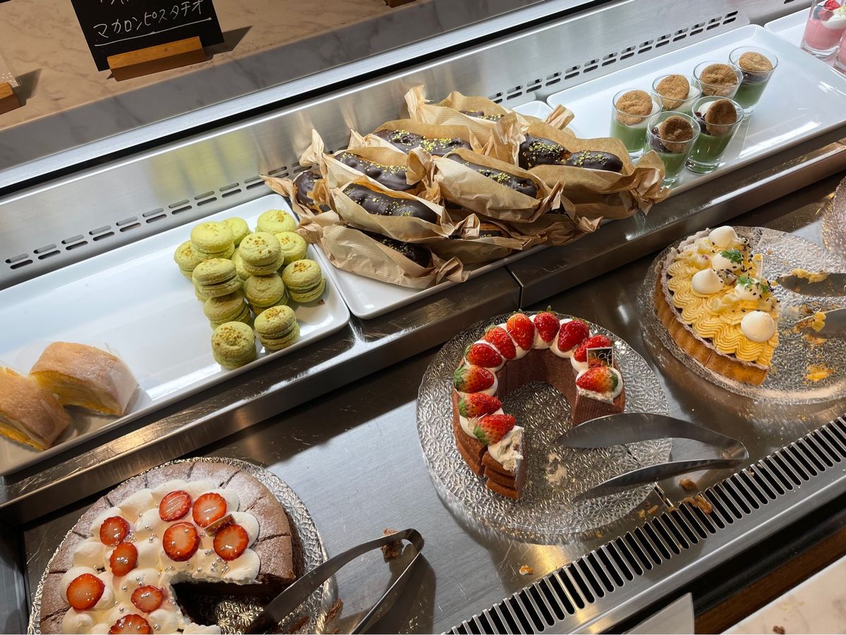 ホテルの朝食はビュッフェ方式ですが、パティシエさんが力を入れているようで、...