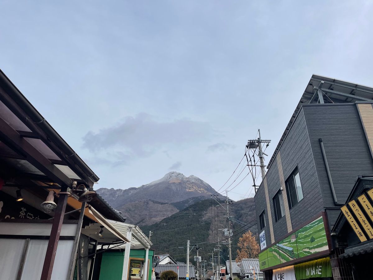 二日目は別府温泉から車で湯布院温泉まで。朝の金鱗湖は朝霧の立つ幻想的な雰囲...