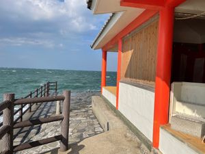 宇佐神宮を参拝した後は、国東半島にある粟島神社へ。海のすぐそばに立つ神社でした。