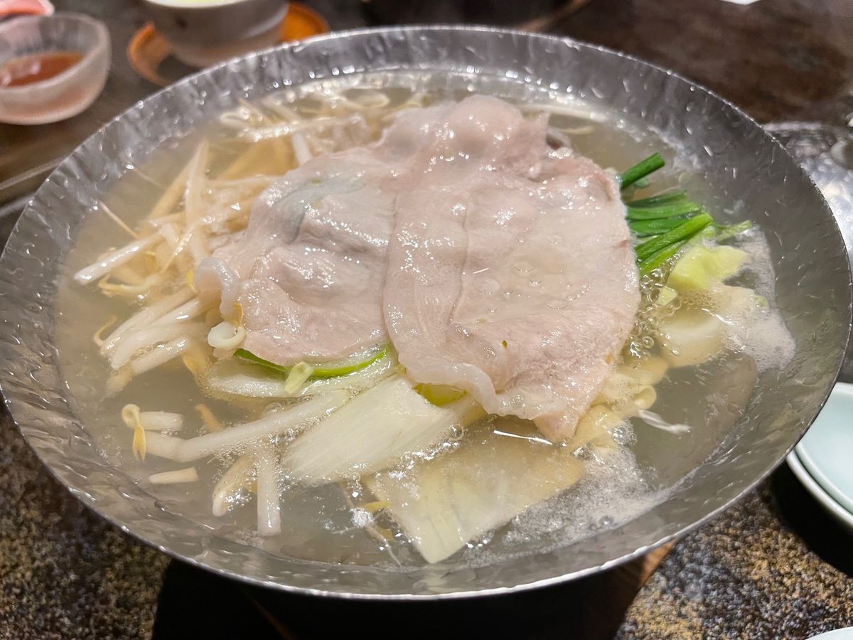 梅園の夕食は個室でいただく食事でした。どのお料理も大変美味しゅうございました。