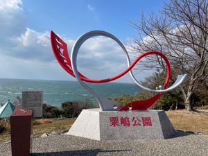 宇佐神宮を参拝した後は、国東半島にある粟島神社へ。海のすぐそばに立つ神社でした。