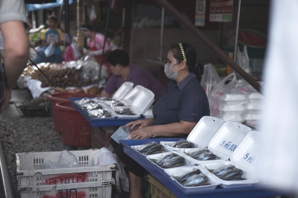 メークローン市場で働く人々。

色んなお店があり、働く人ににフォーカスして...