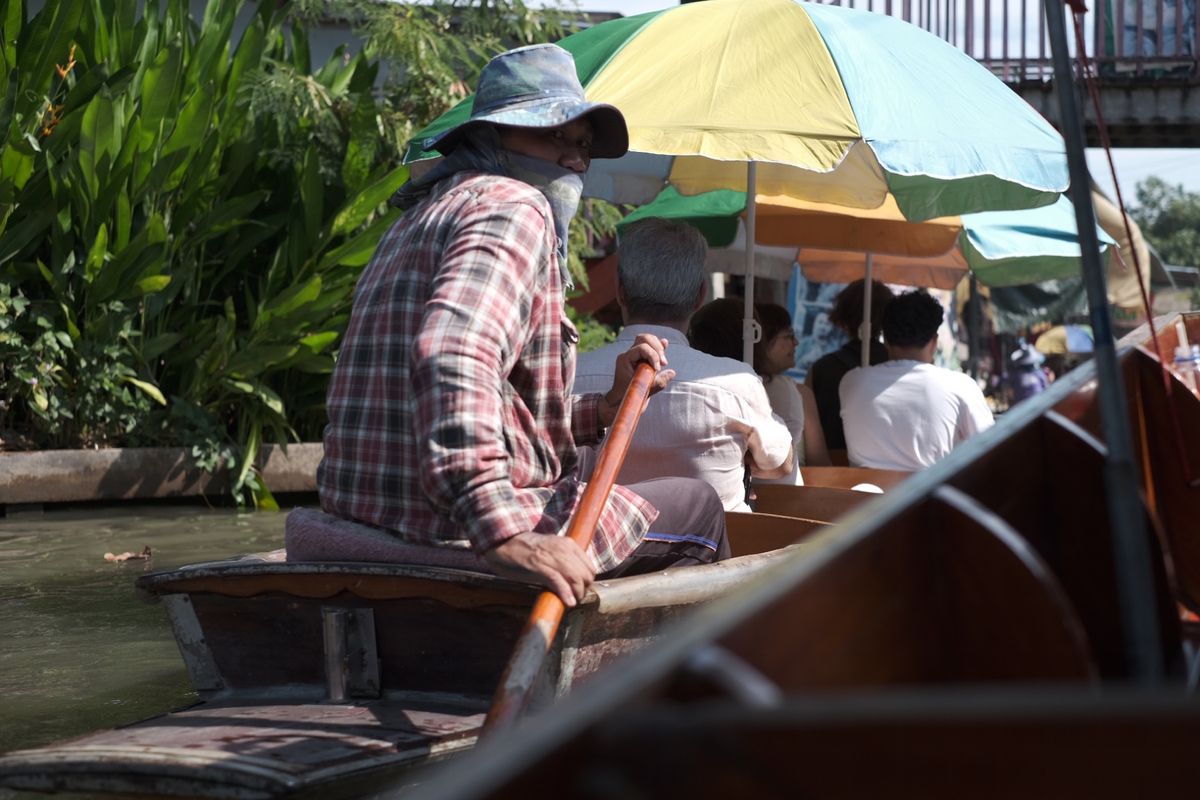 受付で、調べてきた金額より高いなぁと感じていたら、エンジン付きのボートでし...