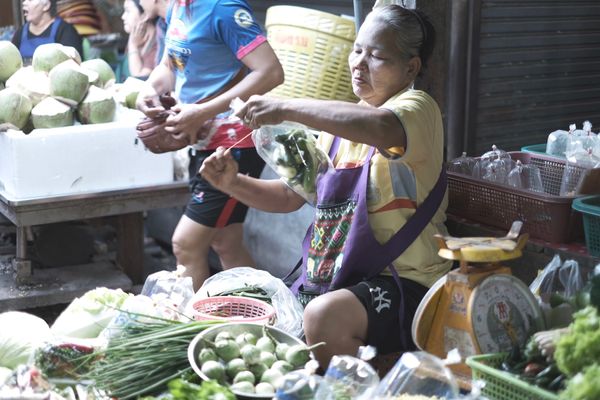 タイ・タイ「タイ🇹🇭3泊5日」の写真：メークローン市場で働く人々。

色んなお...