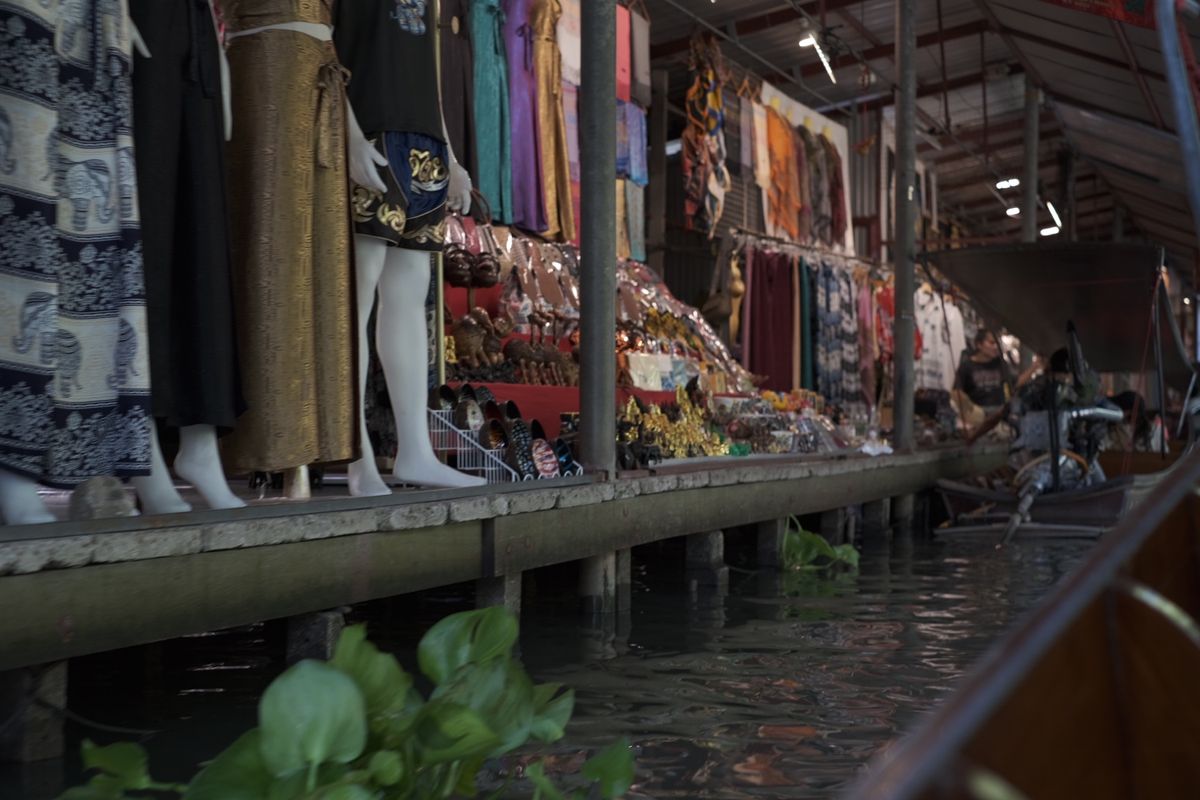 受付で、調べてきた金額より高いなぁと感じていたら、エンジン付きのボートでし...