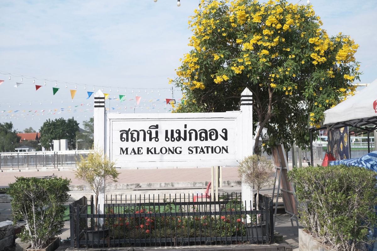 メークローン市場。
駅側から線路の上を歩きました。
電車が通る時間まで、市...