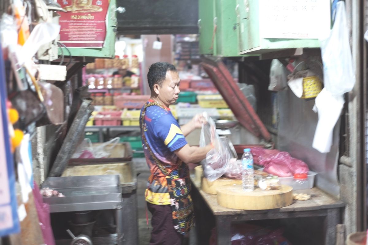 メークローン市場で働く人々。

色んなお店があり、働く人ににフォーカスして...