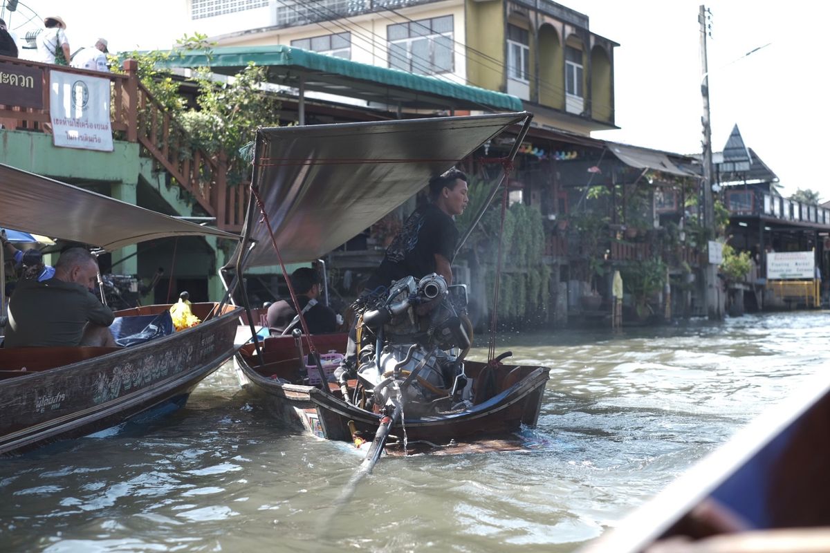受付で、調べてきた金額より高いなぁと感じていたら、エンジン付きのボートでし...