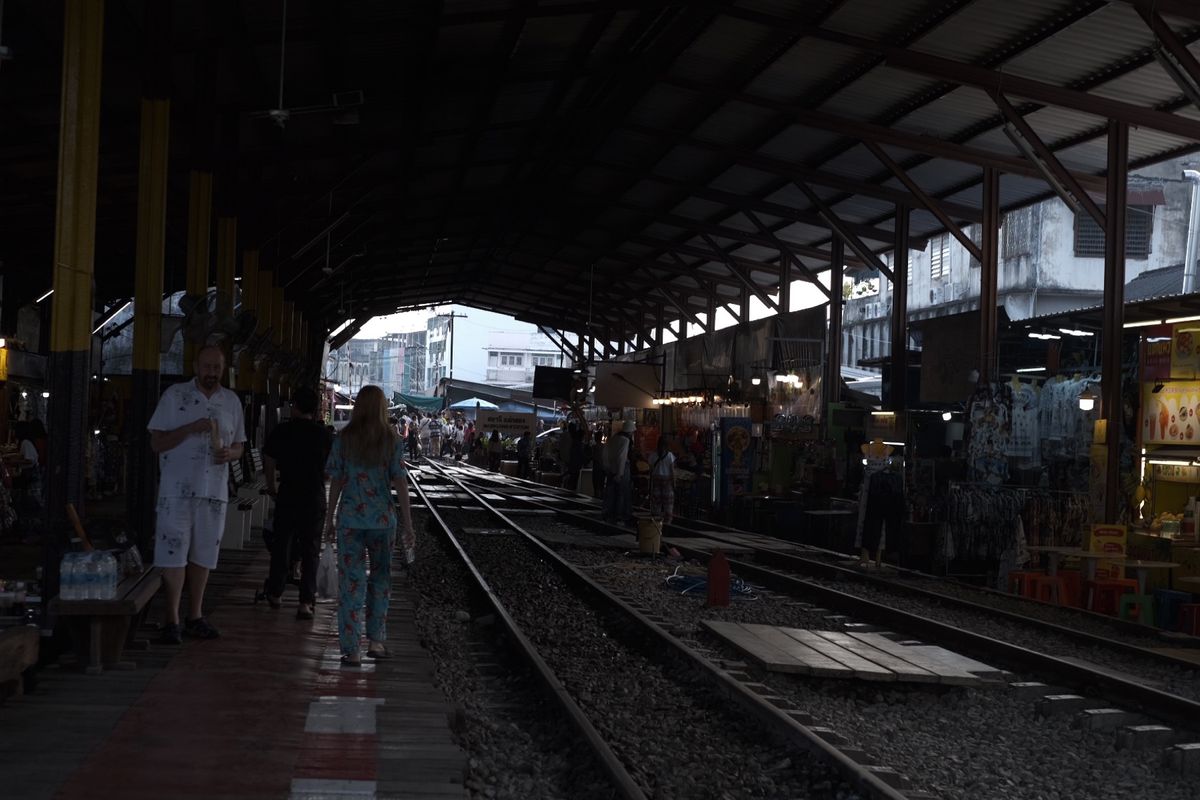 メークローン市場。
駅側から線路の上を歩きました。
電車が通る時間まで、市...
