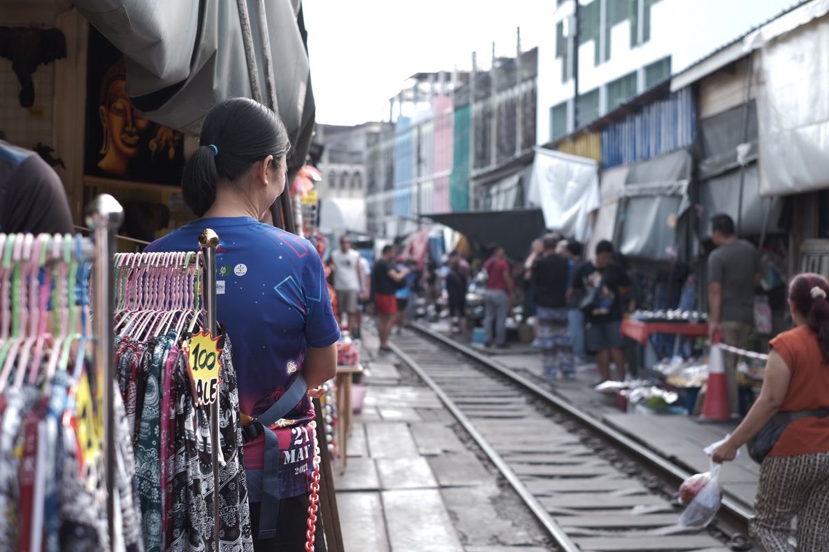 メークローン市場。
駅側から線路の上を歩きました。
電車が通る時間まで、市...