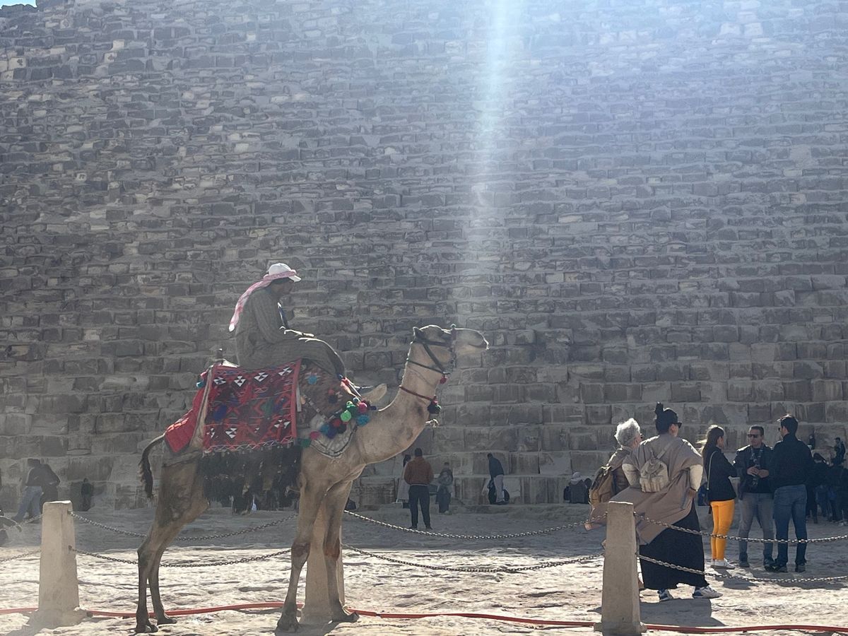 念願のピラミッド、間近で見るとやっぱり迫力！