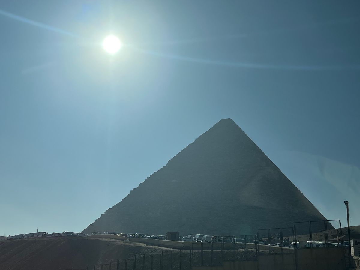 念願のピラミッド、間近で見るとやっぱり迫力！