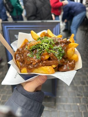 Day2
お昼ごはんにベルギーフライ🍟
人気のお店で行列が…でもレストラン...