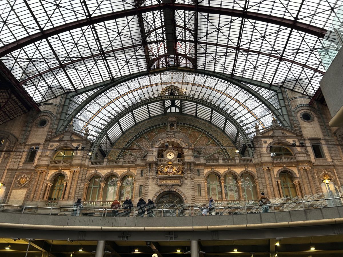 Day2
朝食の後、電車に乗ってアントワープへ
アントワープ中央駅は世界で...