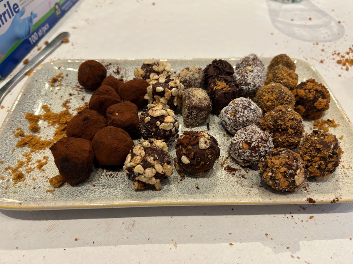 Day3 
この旅行の1番の楽しみ
チョコレートトリュフ作り〜！
各国から...