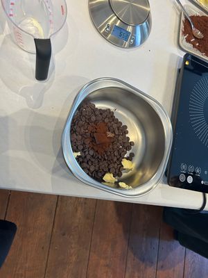 Day3 
この旅行の1番の楽しみ
チョコレートトリュフ作り〜！
各国から...