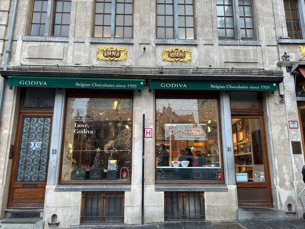 ベルギー・ブリュッセル「ベルギー　チョコレートまみれ旅」の写真：Day3
朝の散歩はチョコレートづくし🍫...