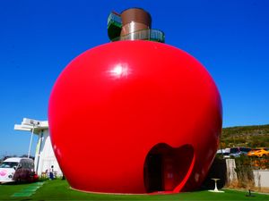 HELLO KITTY APPLE HOUSE