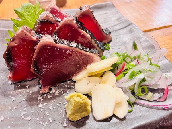 日本・徳島県「淡路島グランピング旅」の写真：藁焼き鰹たたき明神丸 高松店