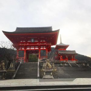 清水寺の有名な清水の舞台は、ちょうど工事中で見れませんでした🚧