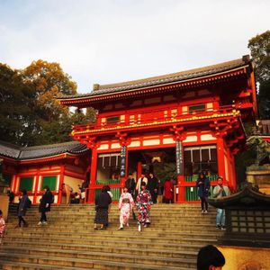 赤が色鮮やかで印象的な八坂神社⛩️