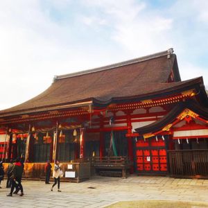 赤が色鮮やかで印象的な八坂神社⛩️