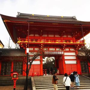 赤が色鮮やかで印象的な八坂神社⛩️