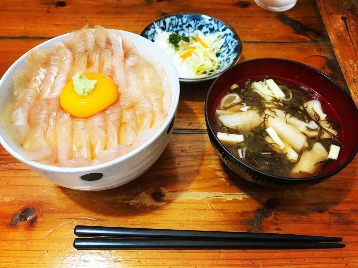 みなと食堂
この店マジで人気で朝早くから行列ができるので時間に余裕を持つ事...