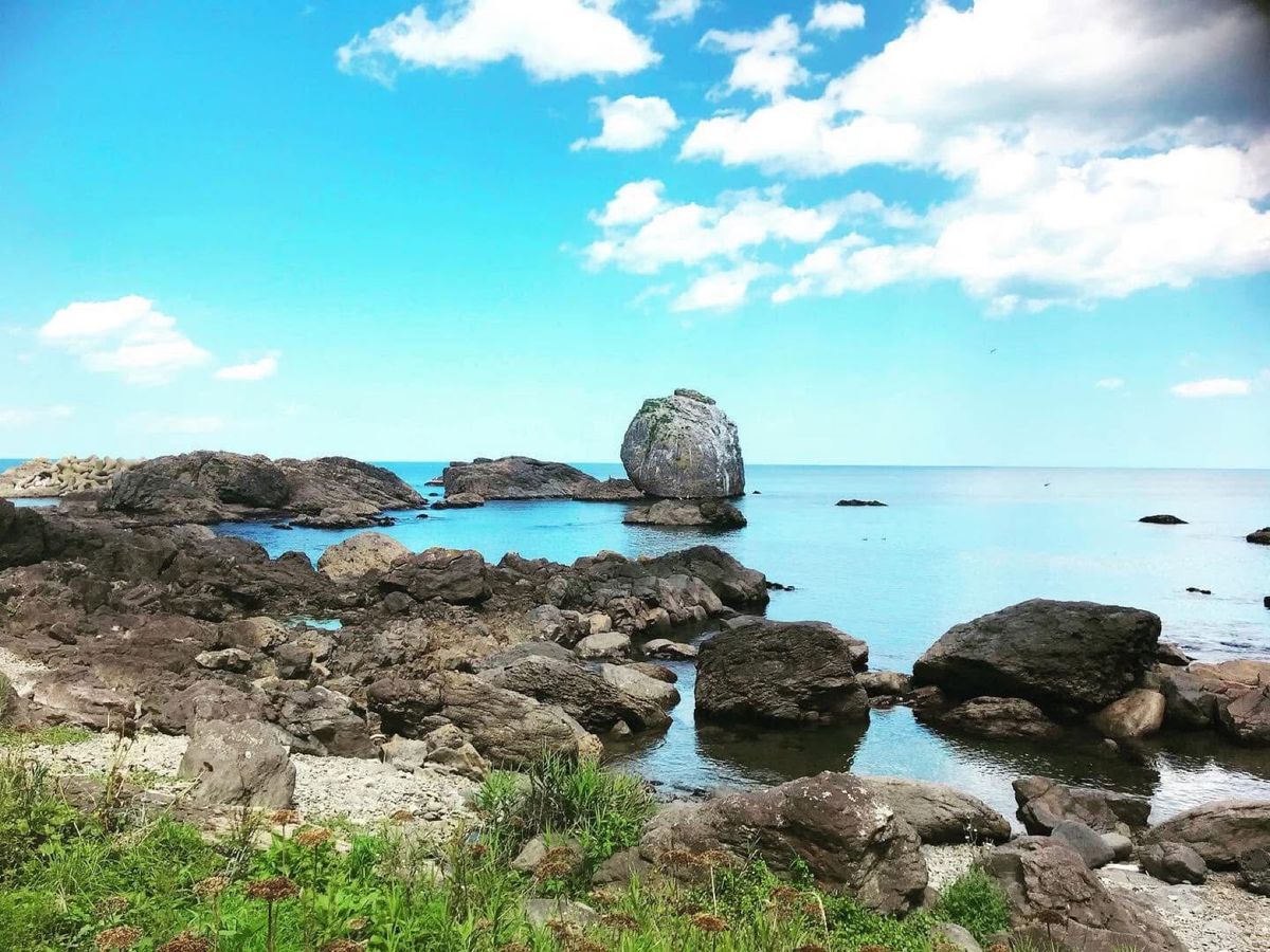 白岩
海に浮かぶ白くて丸い岩🪨が趣きがあって良い感じでした
