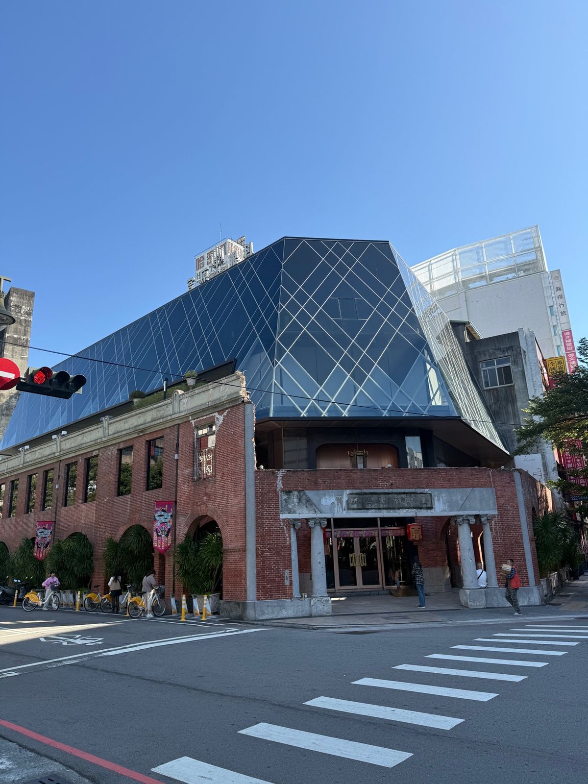 旅行全体がとても楽しく、素敵なものがたくさんありました。女性の販売員はいつ...