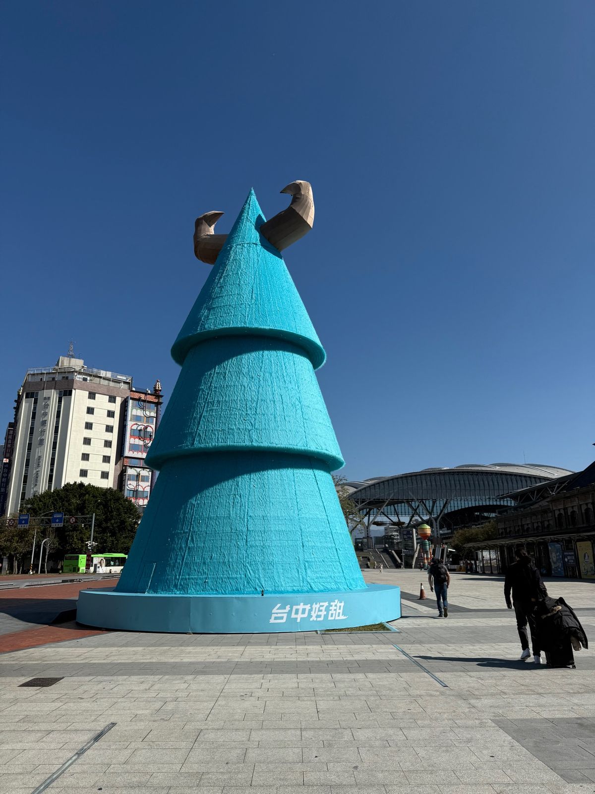 旅行全体がとても楽しく、素敵なものがたくさんありました。女性の販売員はいつ...