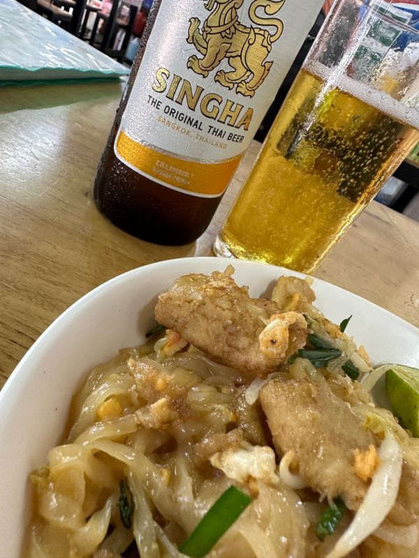 タイ・Bangkok「2023 バンコク🇹🇭」の写真：パッタイ、カオマンガイ、プーパッポンカリ...