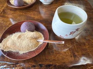 北野天満宮で神頼みをし、すぐ近くの粟餅所 澤屋で粟餅を食す