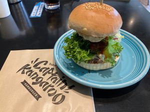 3日目
朝いしぐふーで沖縄そば。
昼は本部カンガルーでハンバーガー🍔
夜は...