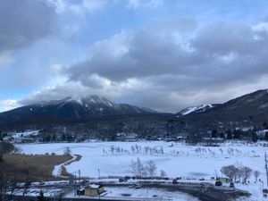 白樺湖は結氷してました。
スキーシーズン、周囲は雪景色。
白い山を見ると、...