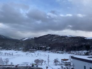 白樺湖は結氷してました。
スキーシーズン、周囲は雪景色。
白い山を見ると、...