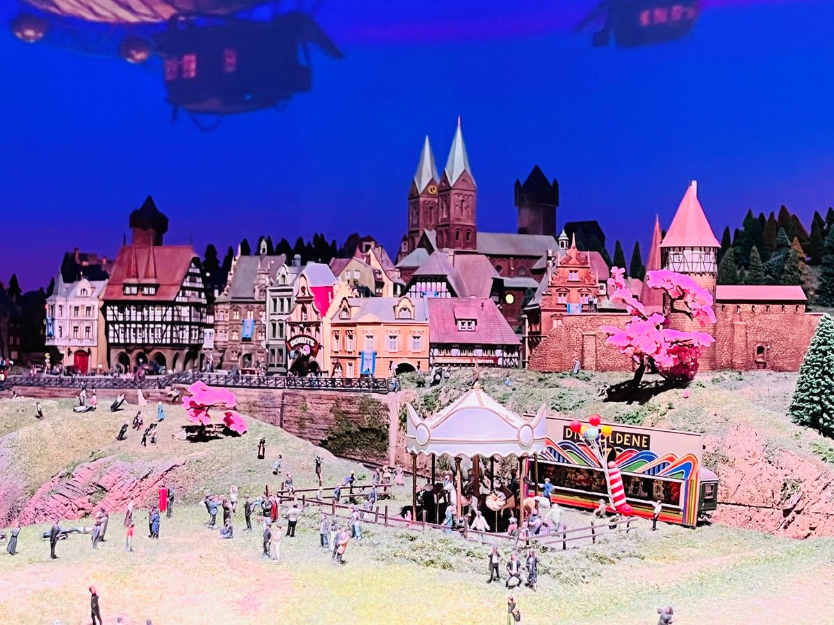 SMALL WORLDS Miniature Museum