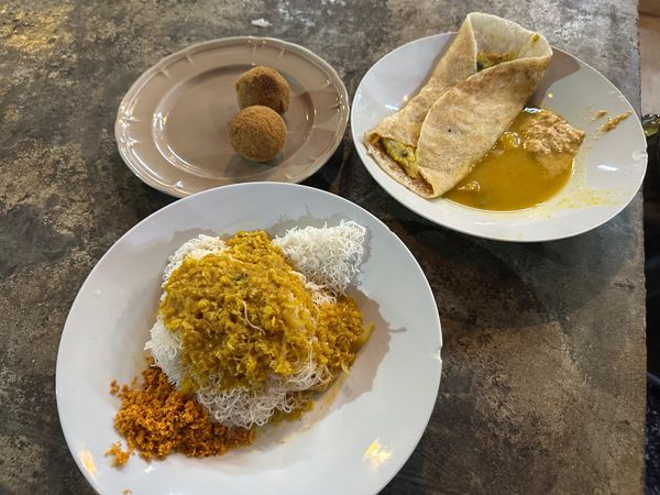 スリランカ・コロンボ「スリランカ旅行」の写真：5/2
ローカル屋台でインディアッパとド...