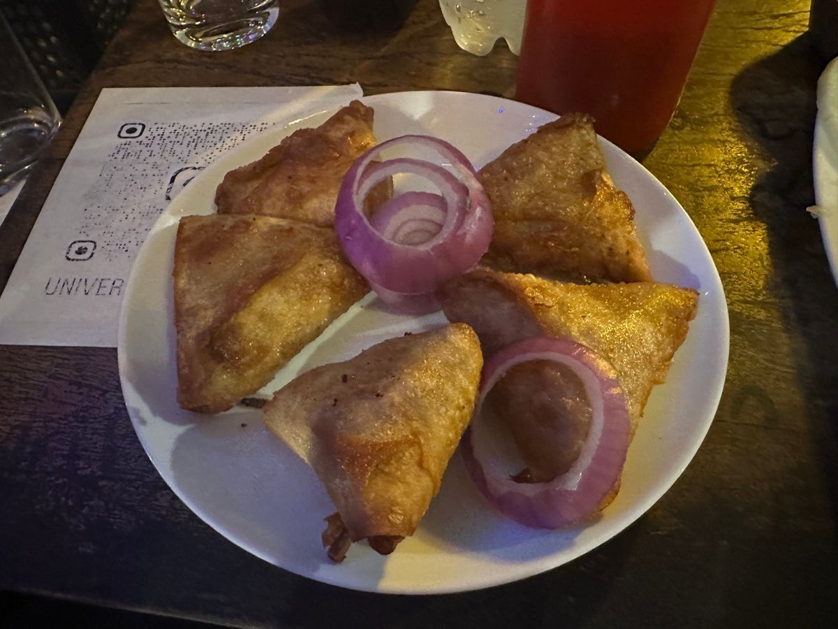 5/1
ホテル朝食、ビュッフェ昼食、サモサ
キングココナッツはスリランカ名産