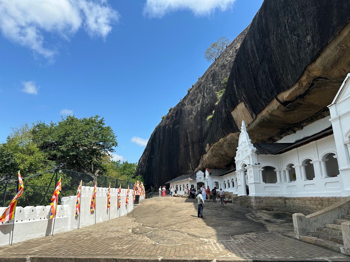 5/2
ピドゥンガラロックからの世界遺産シギリヤロック
ダンブッラ石窟寺院...