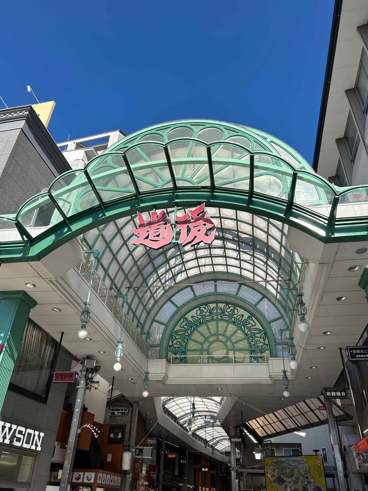 道後温泉駅周辺。
なんだか風情があってタイムスリップしたみたい。昔懐かし綺...