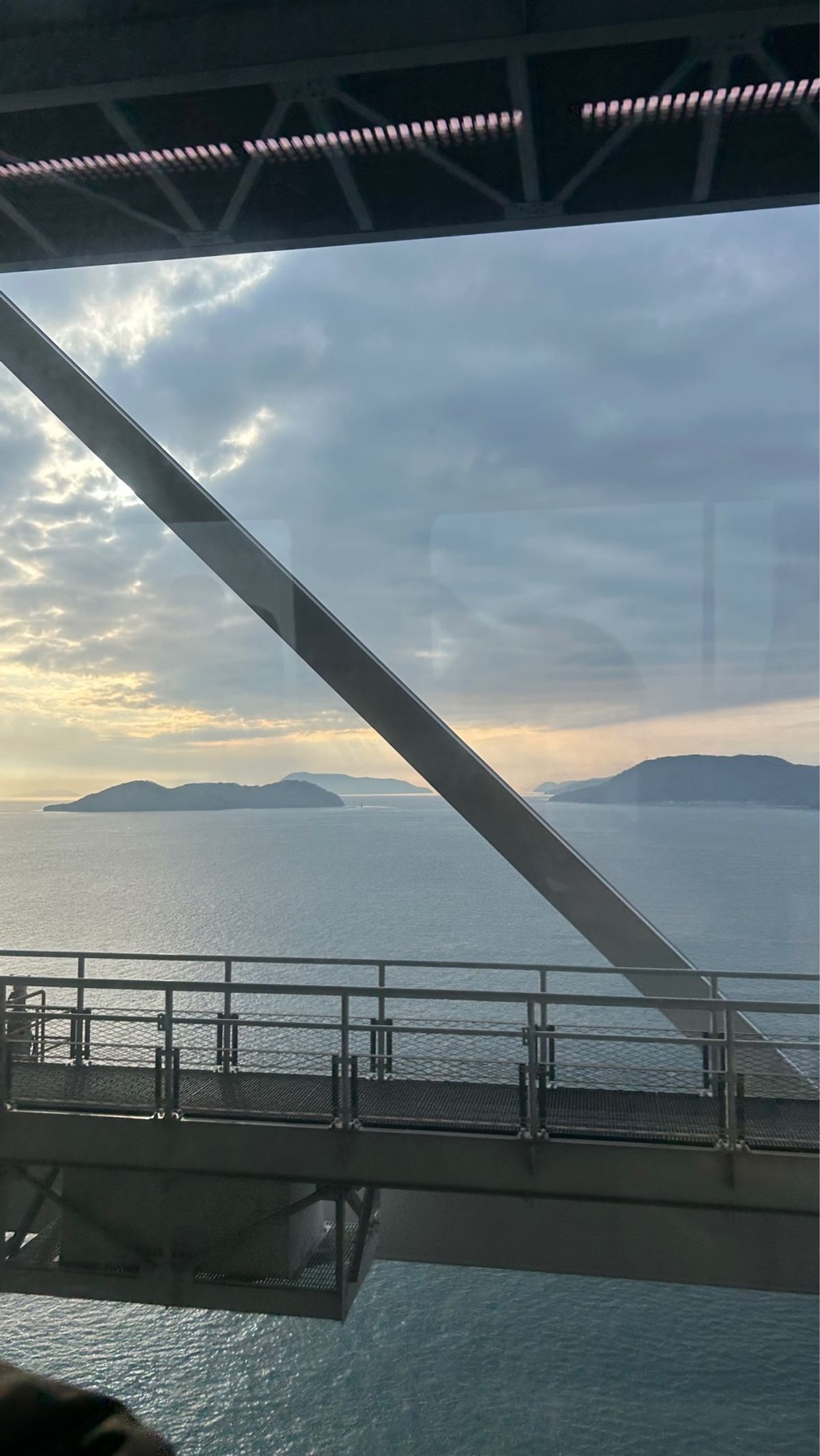 帰り道。
お土産に買ったみかんゼリーと坊ちゃん団子。
帰りの特急から見えた...